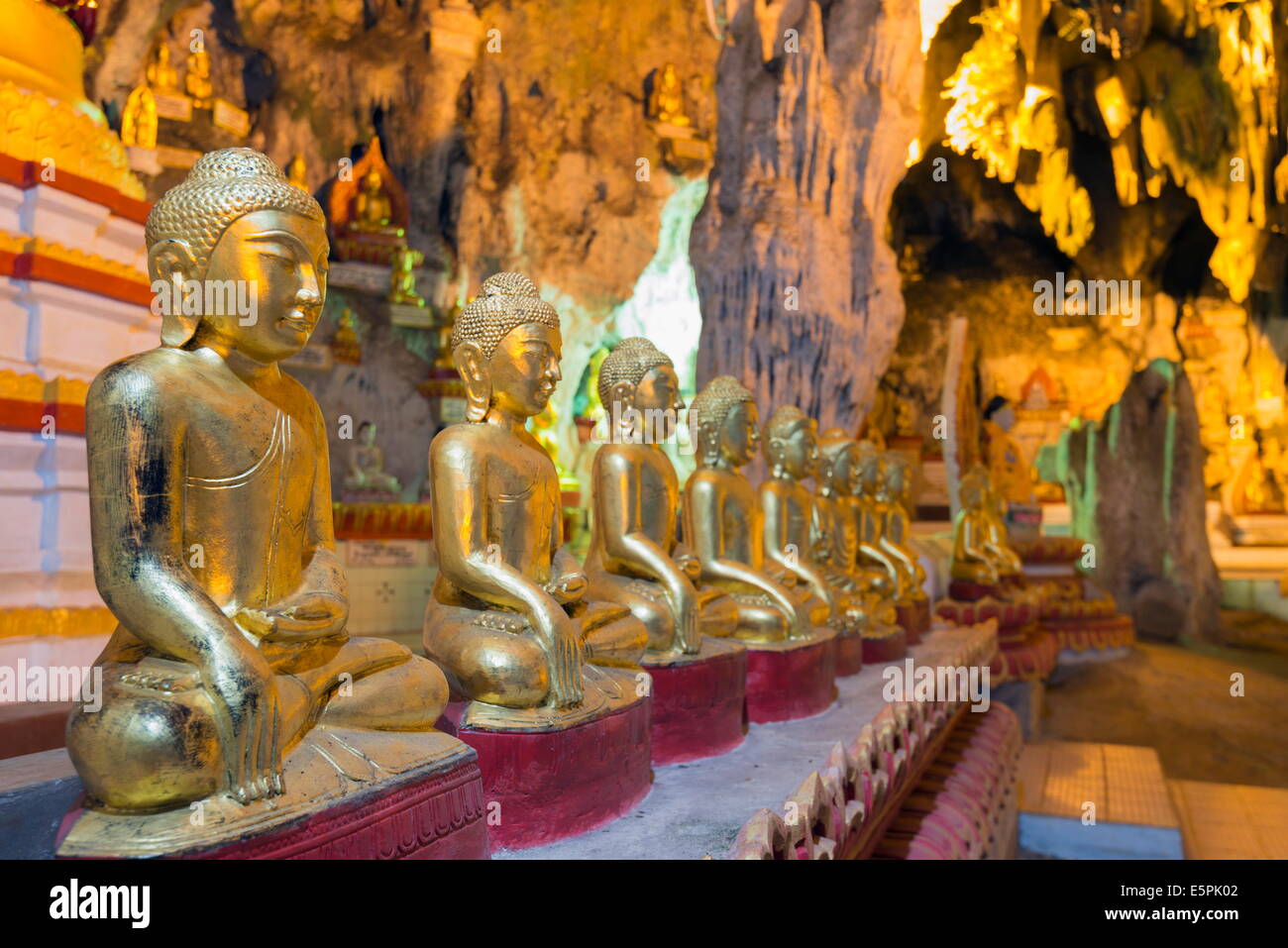 Buddha-Statuen im Eingang zum Shwe Oo Min natürliche Höhle Pagode, Pindaya, Myanmar (Burma), Asien Stockfoto
