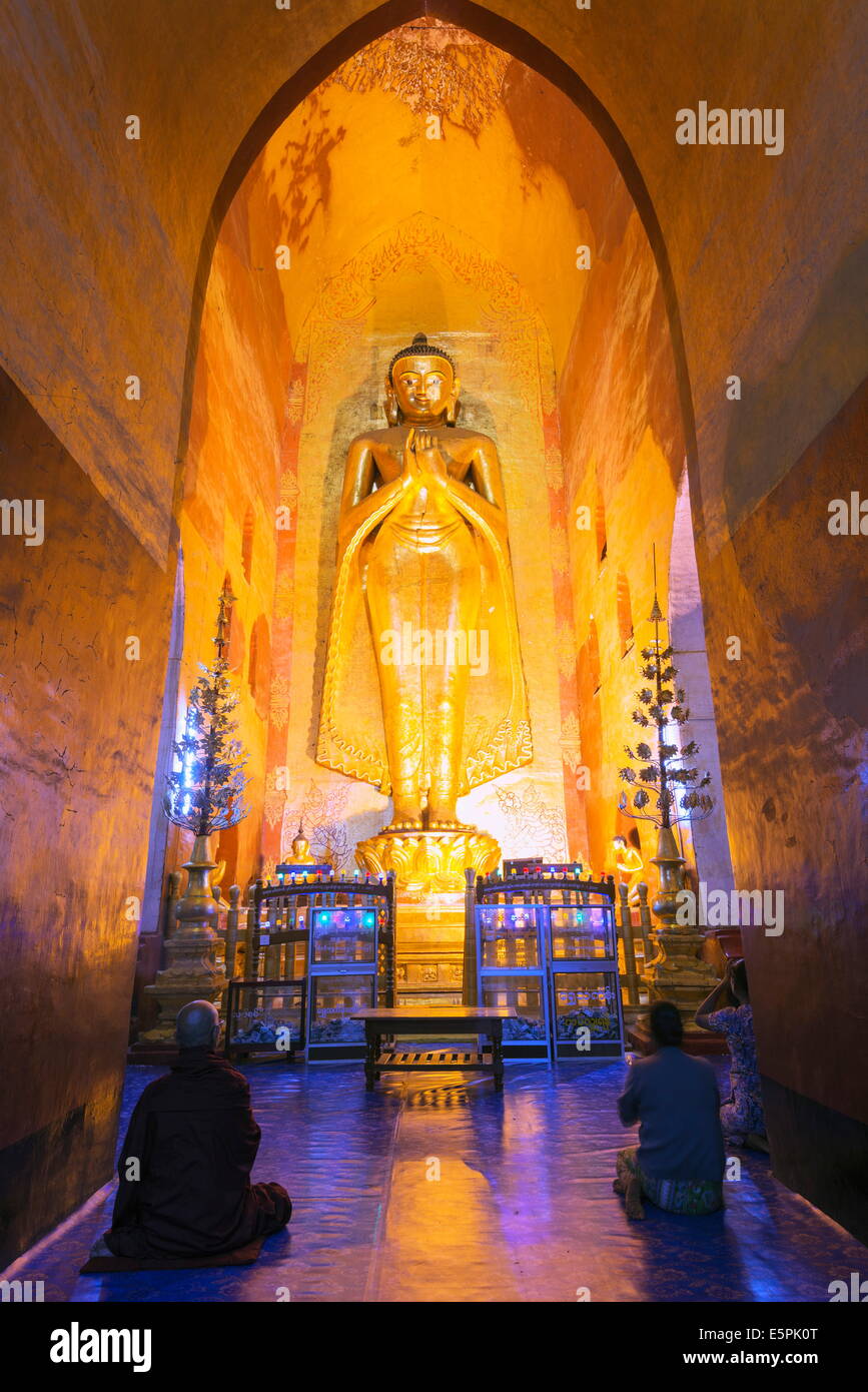Buddha-Statue, Ananda Tempel, Bagan (Pagan), Myanmar (Burma), Asien Stockfoto