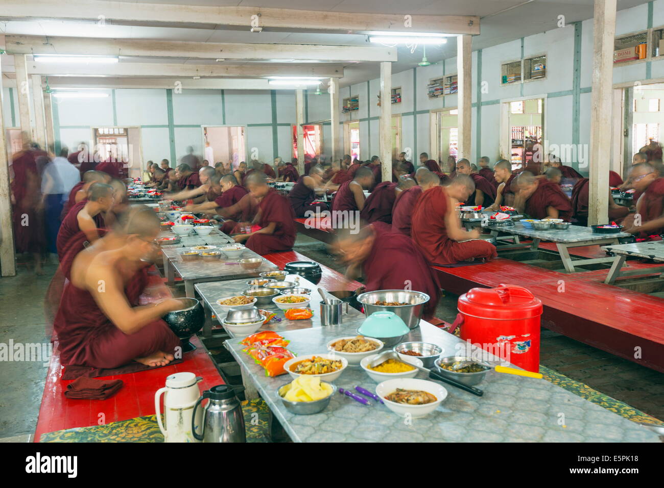 Essenszeit auf Maha Ganayon Kyaung Kloster, Mandalay, Myanmar (Burma), Asien Stockfoto