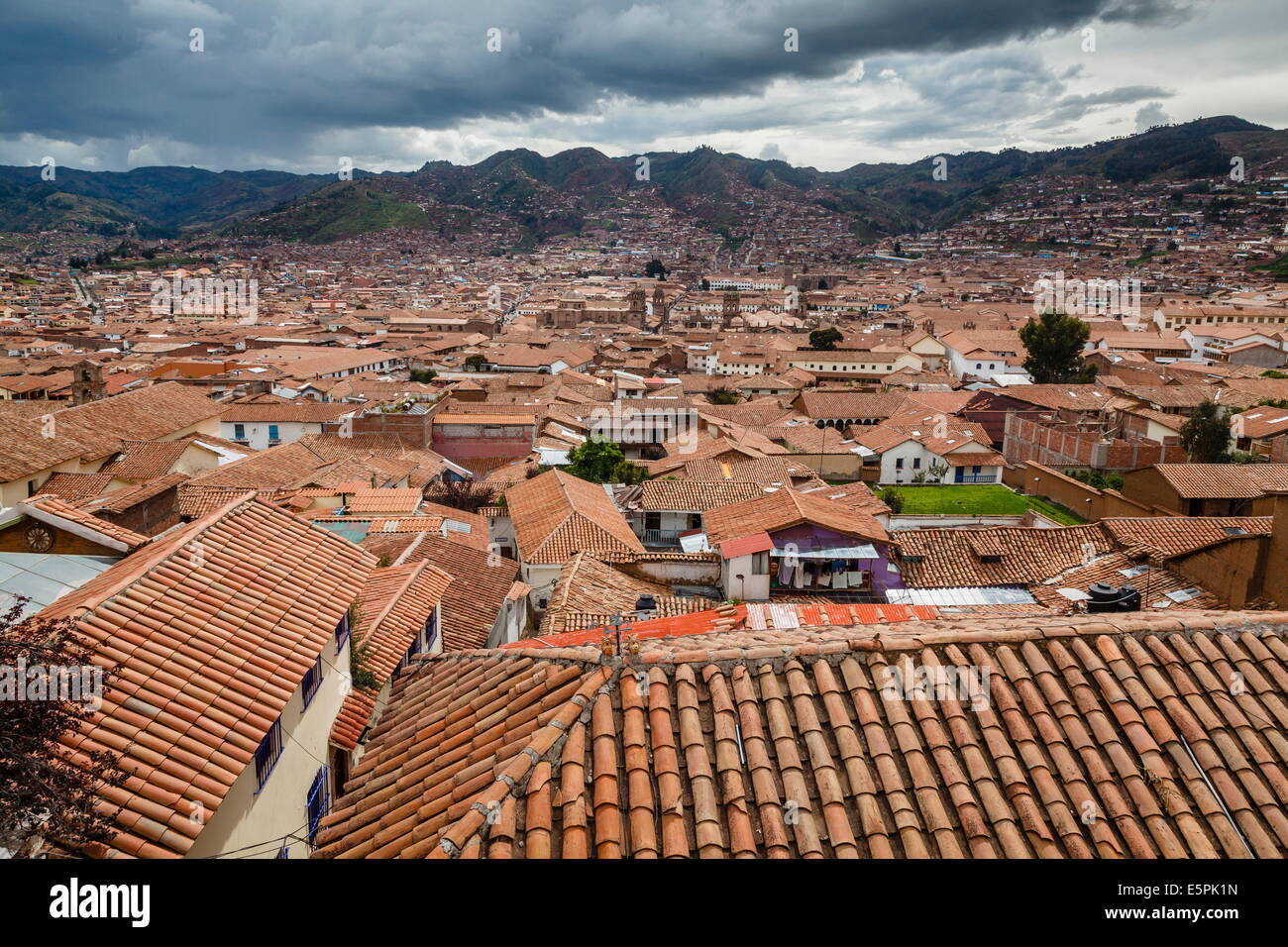 Blick über die Dächer von Cuzco aus San Blas Nachbarschaft zum UNESCO-Weltkulturerbe, Cuzco, Peru, Südamerika Stockfoto