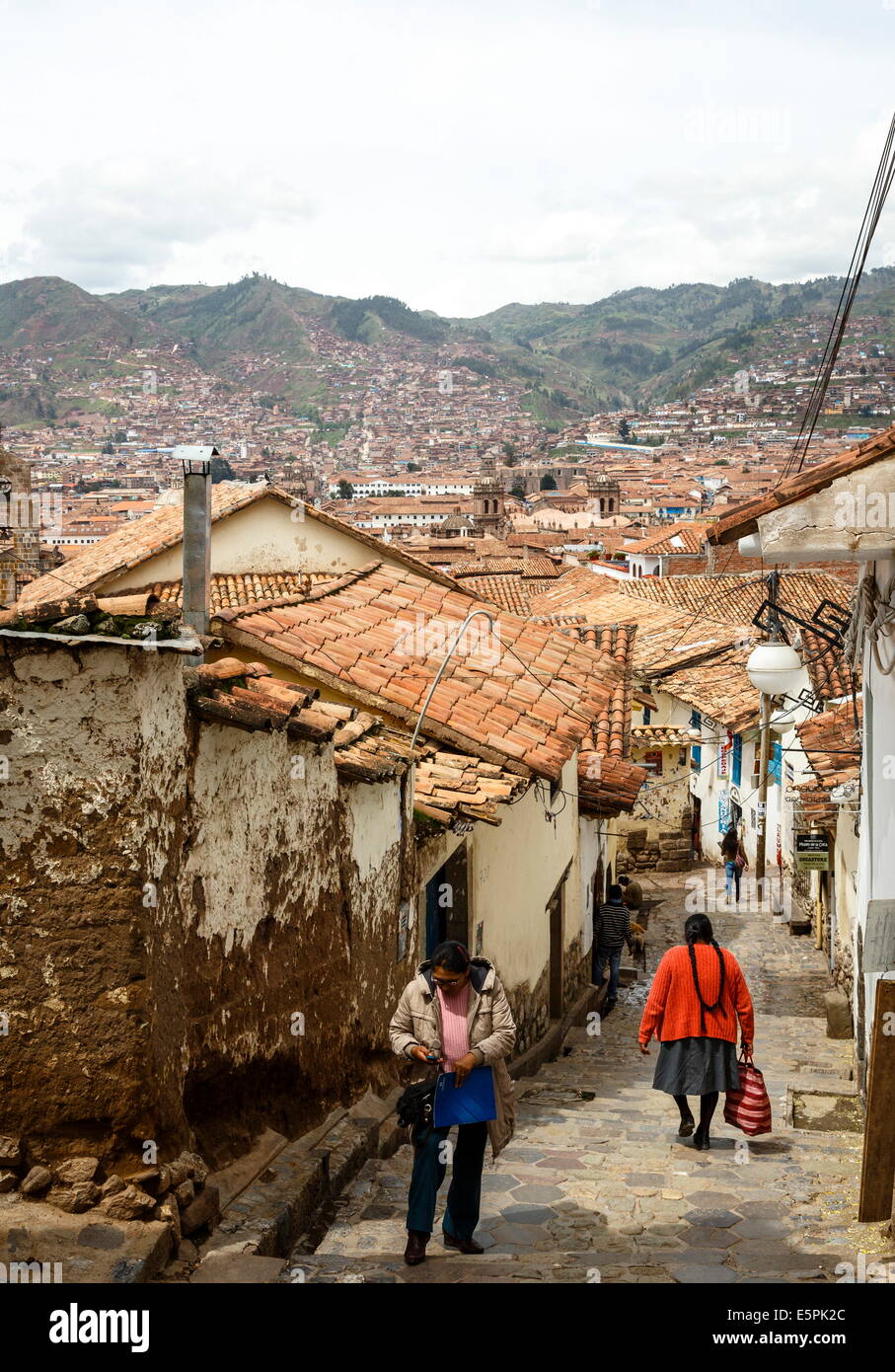 Straßenszene in San Blas Nachbarschaft mit Blick über die Dächer von Cuzco, UNESCO World Heritage Site, Peru, Südamerika Stockfoto