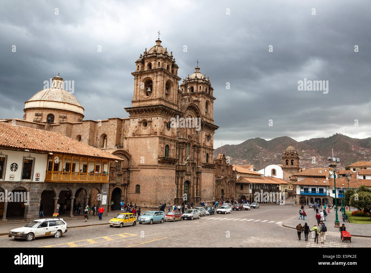 Blick über Iglesia De La Compania de Jesus Kirche und Kirche La Merced, UNESCO-Weltkulturerbe, Cuzco, Peru, Südamerika Stockfoto