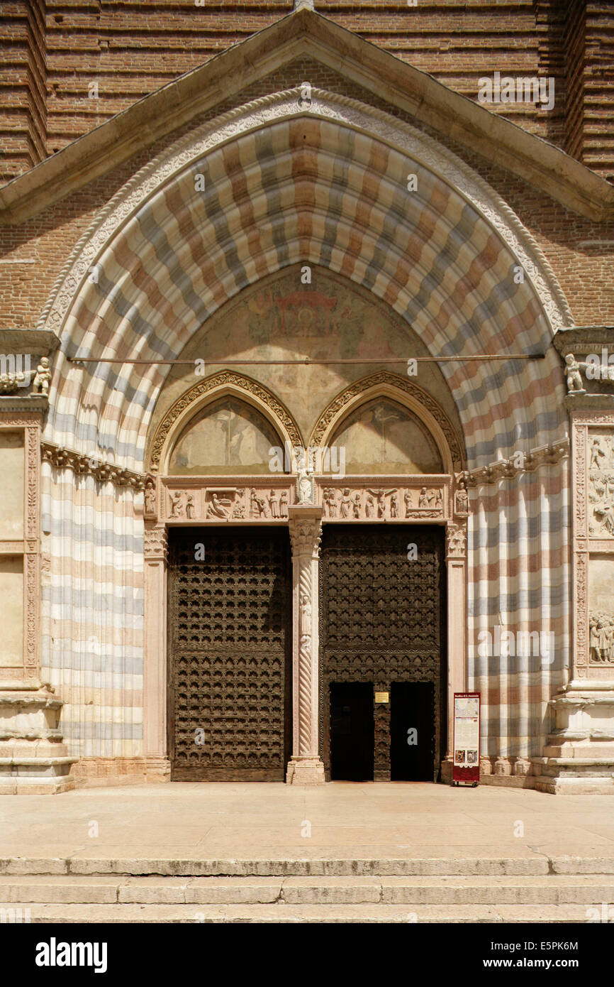 Tor in dem gotischen Stil Dominikanische Basilika di Sant'Anastasia, Verona, Italien. Stockfoto