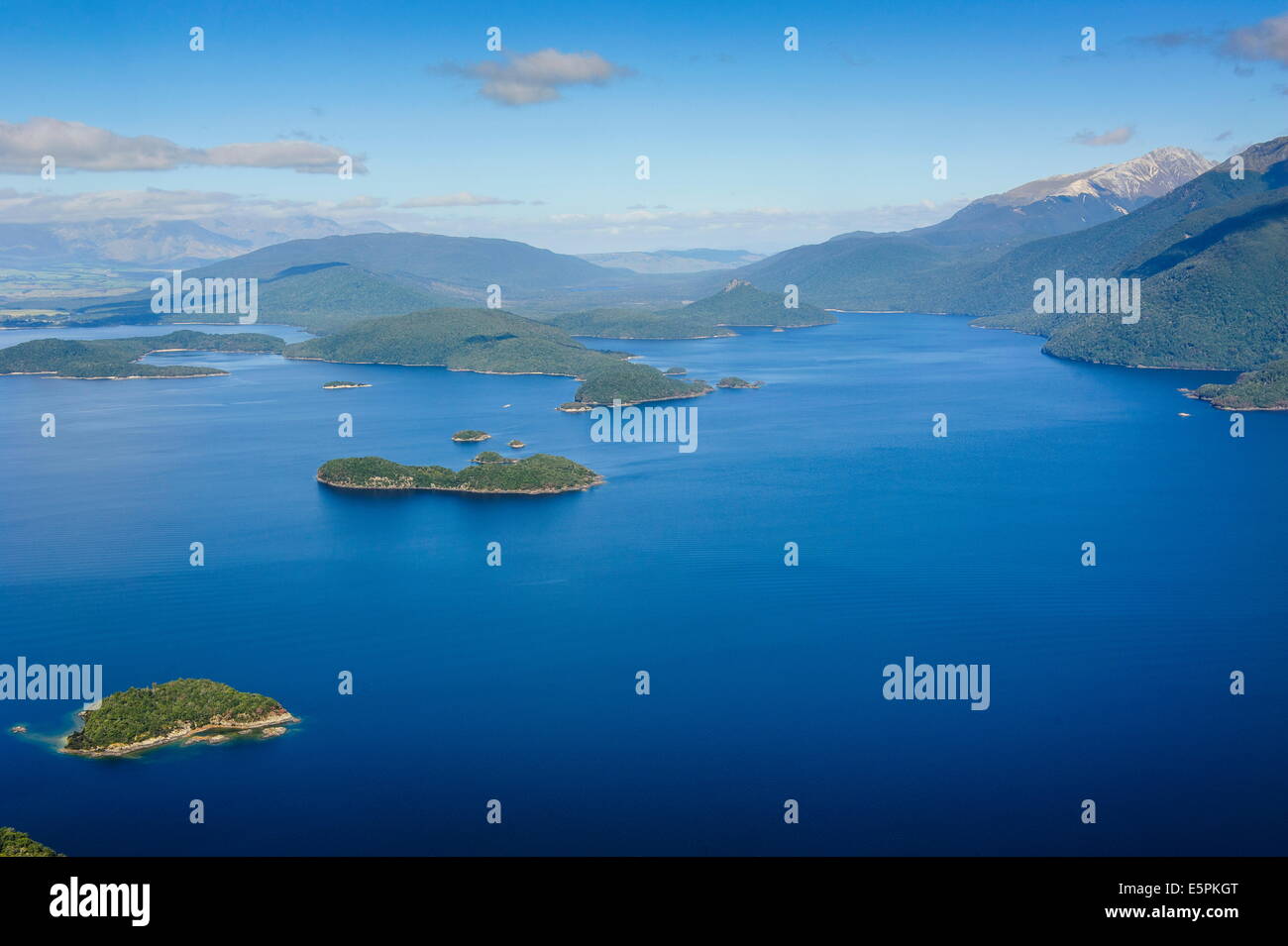 Antenne an einem riesigen Fjord im Fjordland National Park, UNESCO-Weltkulturerbe, Südinsel, Neuseeland, Pazifik Stockfoto