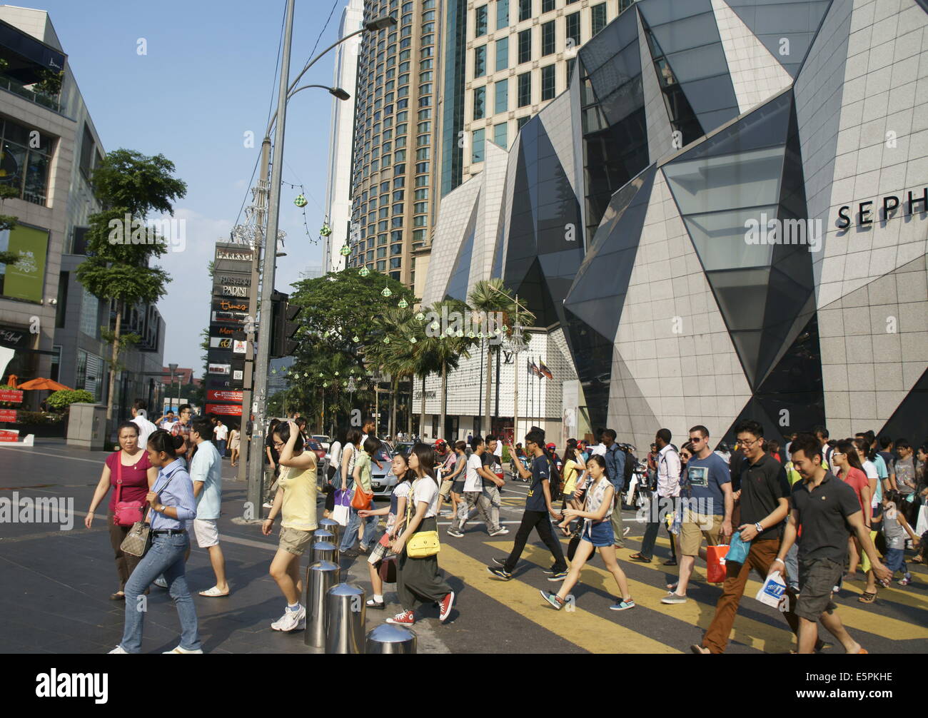 Fußgänger beim Überqueren der Straße Jalan Bukit Bintang in Kuala Lumpur, Malaysia Stockfoto