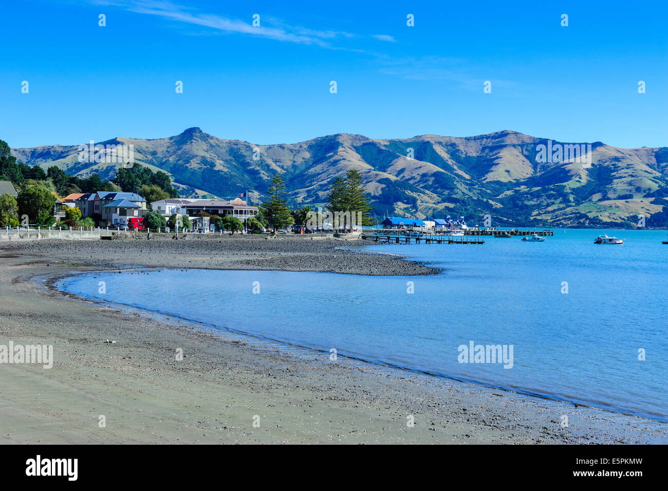 Sandstrand in Akaroa Harbour, Banks Peninsula, Canterbury, Südinsel, Neuseeland, Pazifik Stockfoto