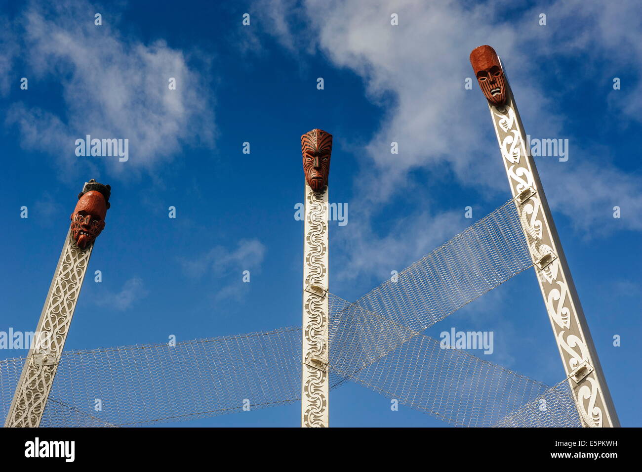 Hand geschnitzte Holzmaske auf riesige Haufen am Eingang des Te Puia Maori Cultural Center, Rotorura, Nordinsel, Neuseeland Stockfoto