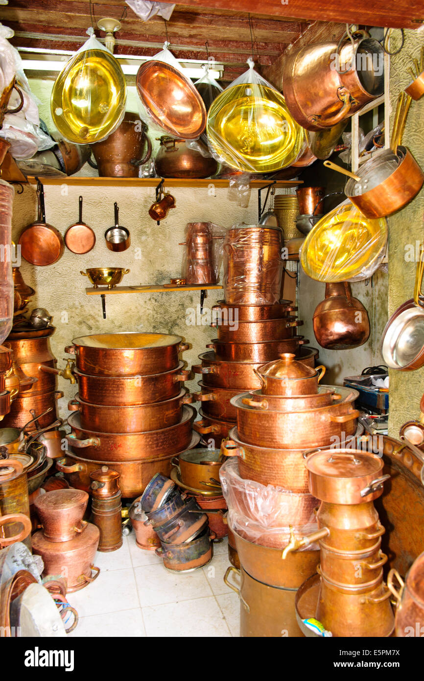 Fez, Marokko, ein Array von Kunst, Handwerk alles marokkanischen, Weber, Seide, Kupfer, Metall, Keramik, Souk, Medina, Handwerker, Geschäfte, Märkte. Stockfoto