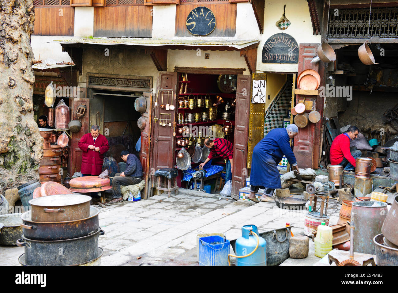 Fez, Marokko, ein Array von Kunst, Handwerk alles marokkanischen, Weber, Seide, Kupfer, Metall, Keramik, Souk, Medina, Handwerker, Geschäfte, Märkte. Stockfoto