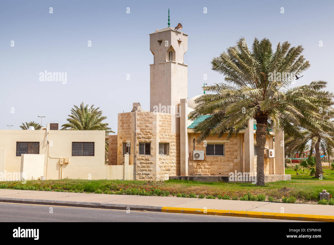 Moderne Moschee und Palmen in Rahima, Saudi Arabien Stockfoto
