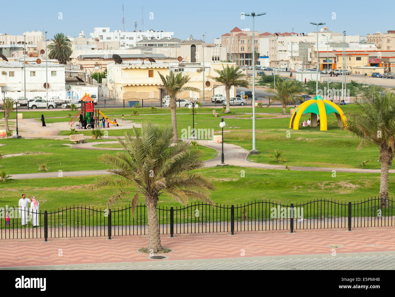 RAHIMA, SAUDI Arabien - 10. Mai 2014: Spielplatz mit gewöhnlichen Menschen, Saudi Arabien Stockfoto