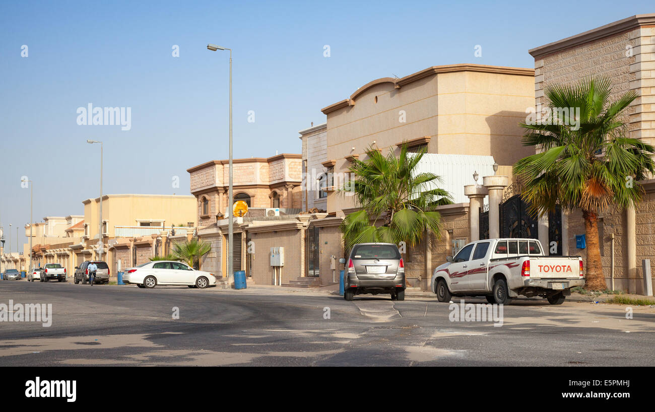 RAHIMA, SAUDI Arabien - 14. Mai 2014: Streetview mit parkenden Autos, Saudi Arabien Stockfoto