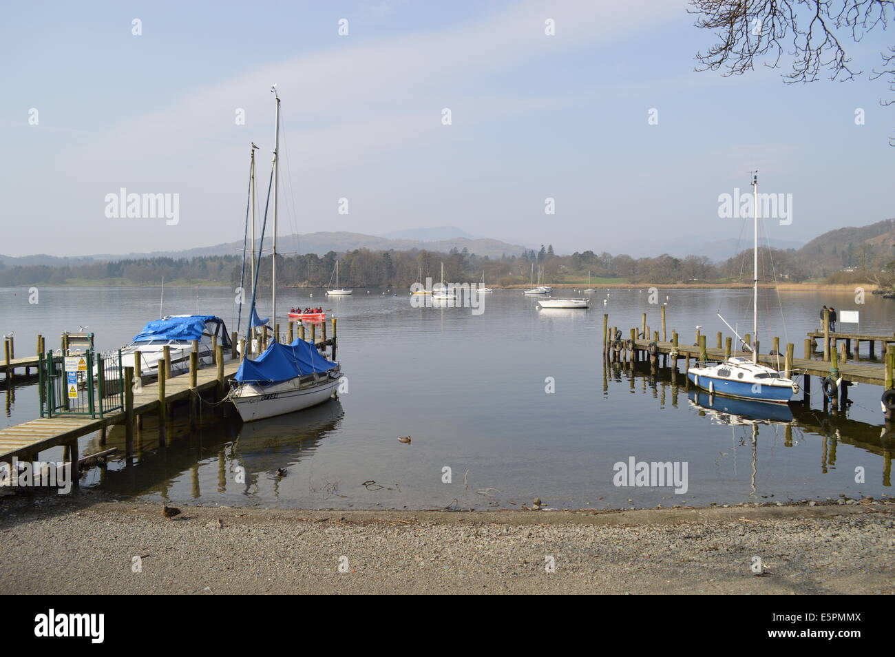 Boote am Lake Windermere im Frühjahr Stockfoto