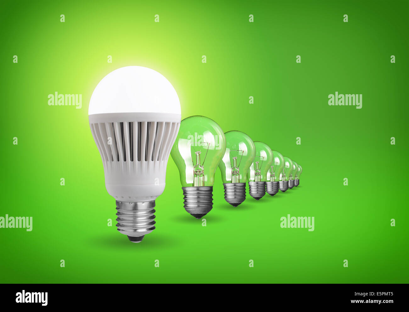 Idee-Konzept mit led Birne und Wolfram Glühbirnen Stockfoto