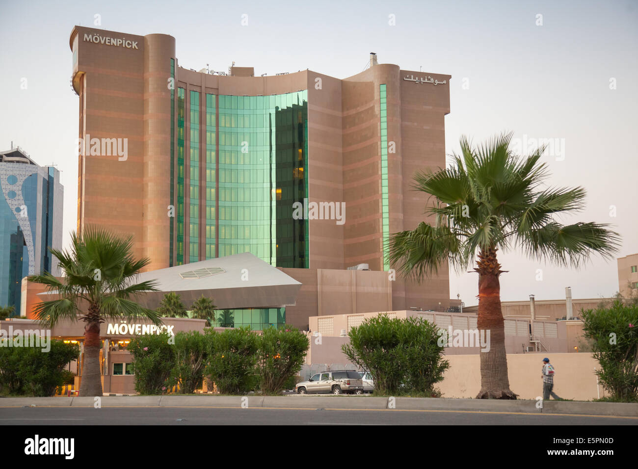 DAMMAM, Saudi-Arabien - 15. Mai 2014: Mövenpick Hotel Exterieur in Stadt Dammam, Saudi-Arabien Stockfoto