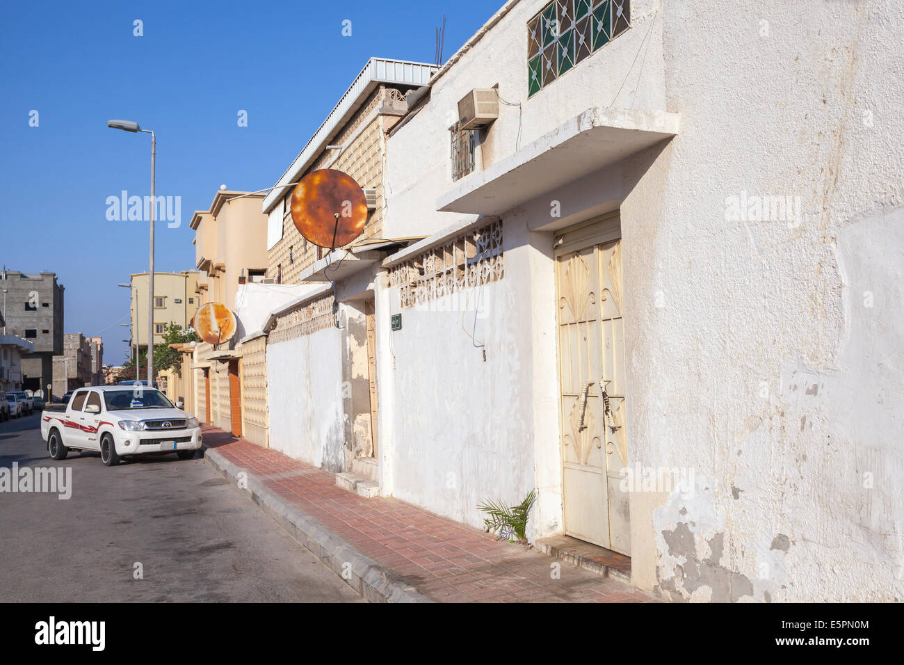 RAHIMA, SAUDI Arabien - 19. Mai 2014: gewöhnliche Straßenansicht mit geparkten Auto und weiße Wände, Saudi Arabien Stockfoto