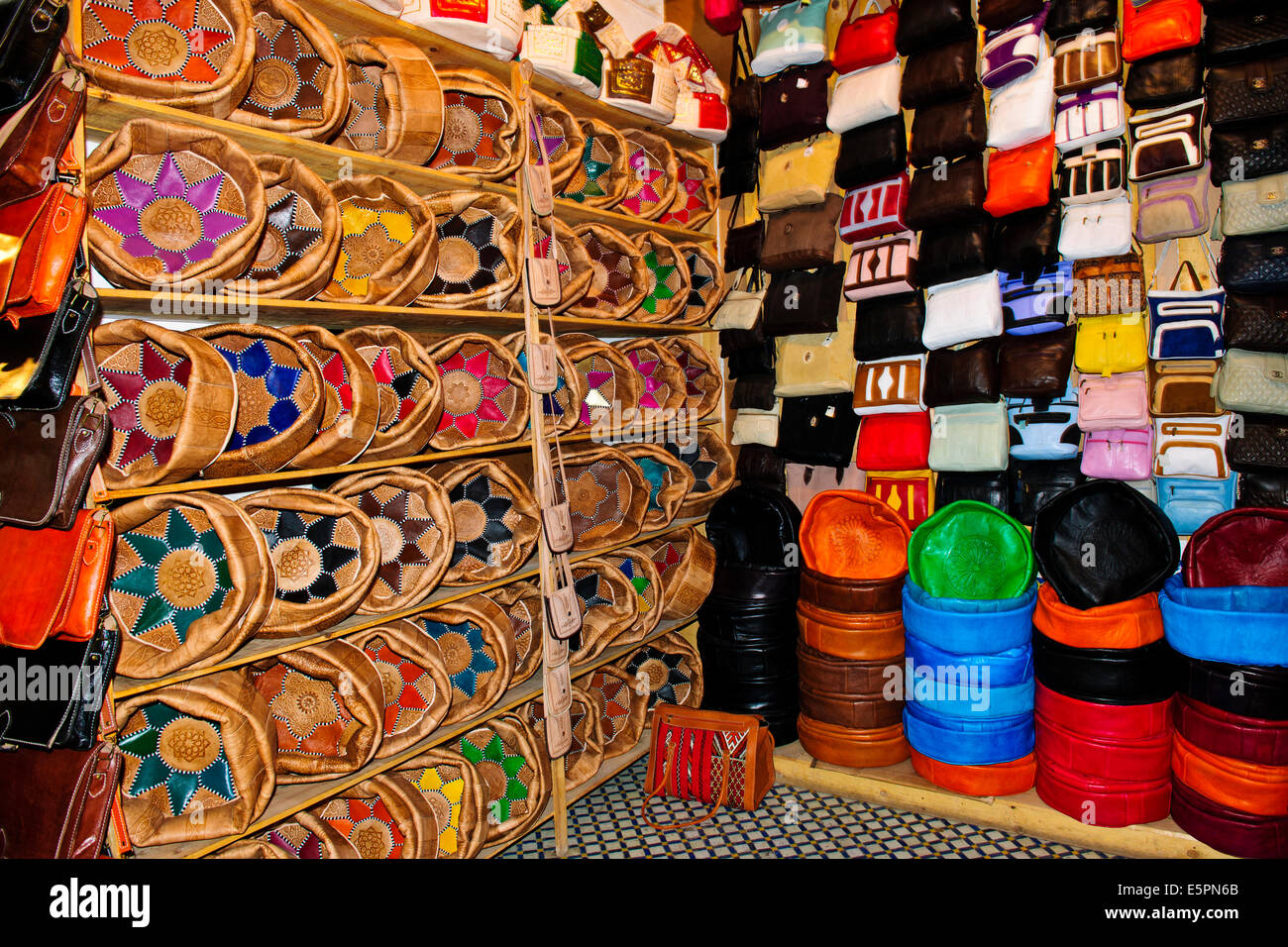 Fes, Leather District, sterben Gruben, Skins, Läden, die alle Arten von Lederwaren, Gerberei Chaouwara, Medina, Souk, Fes, Fez, Marokko Stockfoto