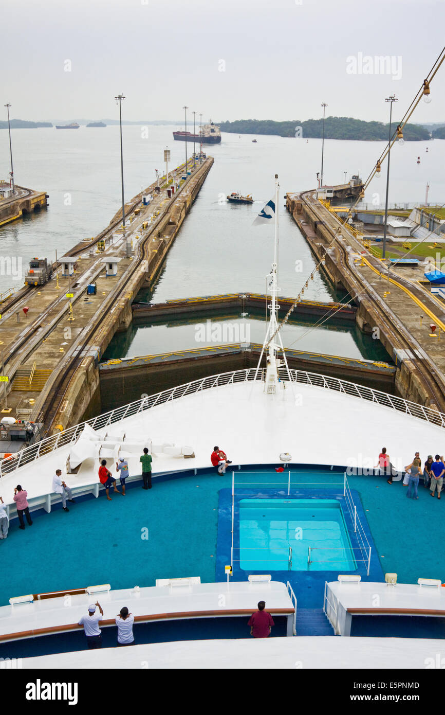 Kreuzfahrtschiff im Gatun Schleuse unterhalb Gatun See, Panama-Kanal Stockfoto