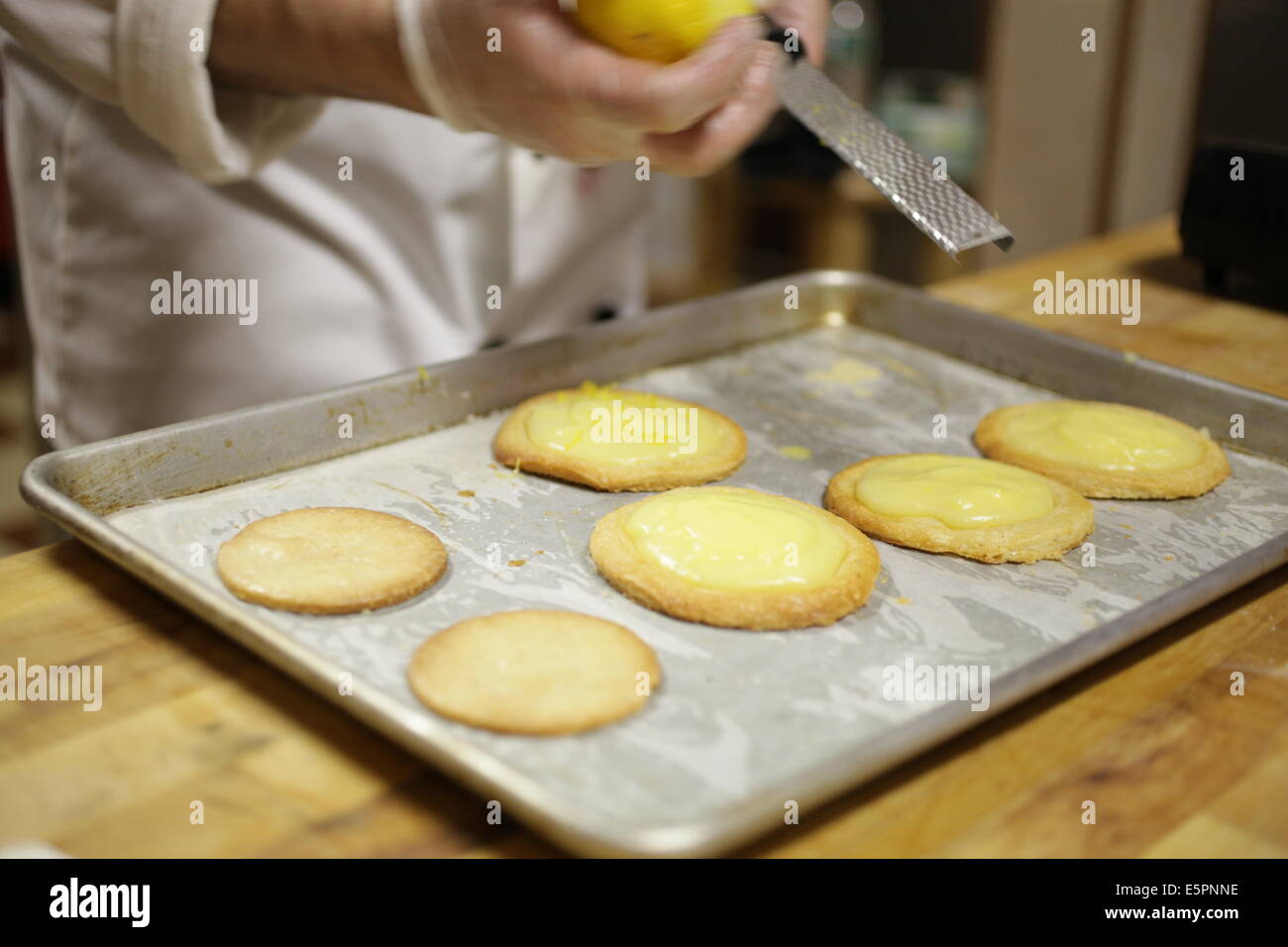 Zitronen Kuchen backen Stockfoto