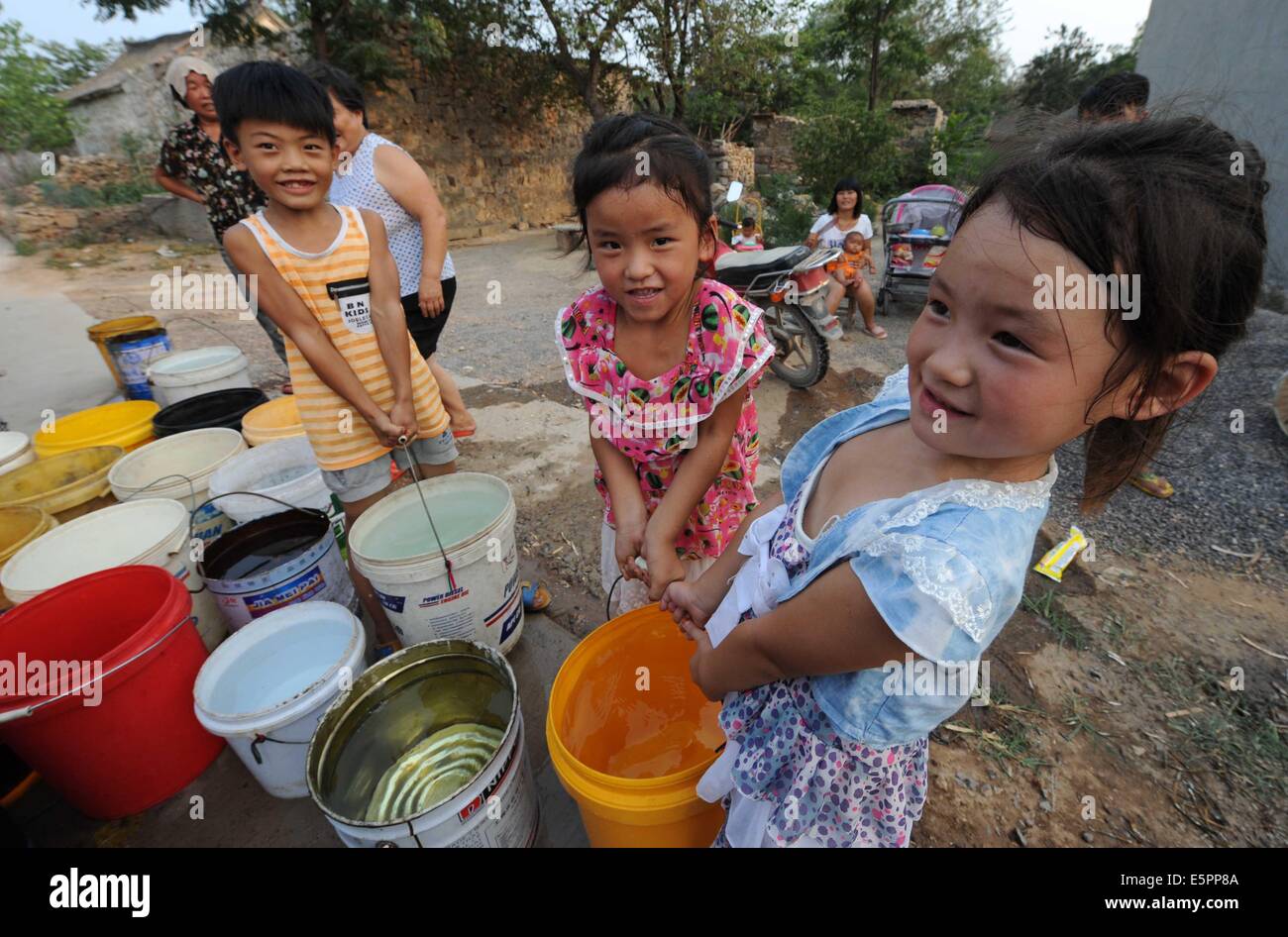 (140805)--ZHENGZHOU, 5. August 2014 (Xinhua)--Bürger erhalten Notfall Wasserversorgung in Duotou Dorf unter Qianjing Stadt von Jahren, Zentral-China Henan Provinz, 4. August 2014. Eine anhaltende Dürre hat die Wasserversorgung in vielen Teilen der Henan, glühend, 2 Millionen Hektar Ackerland während berauben 740.000 Menschen und 100.000 Nutztiere von ausreichend Trinkwasser gefährdet. Zur Sicherung der Wasserversorgung sowie hinsichtlich um die Dürre zu erleichtern, werden Anstrengungen unternommen. (Xinhua/Zhu Xiang) (Lmm) Stockfoto