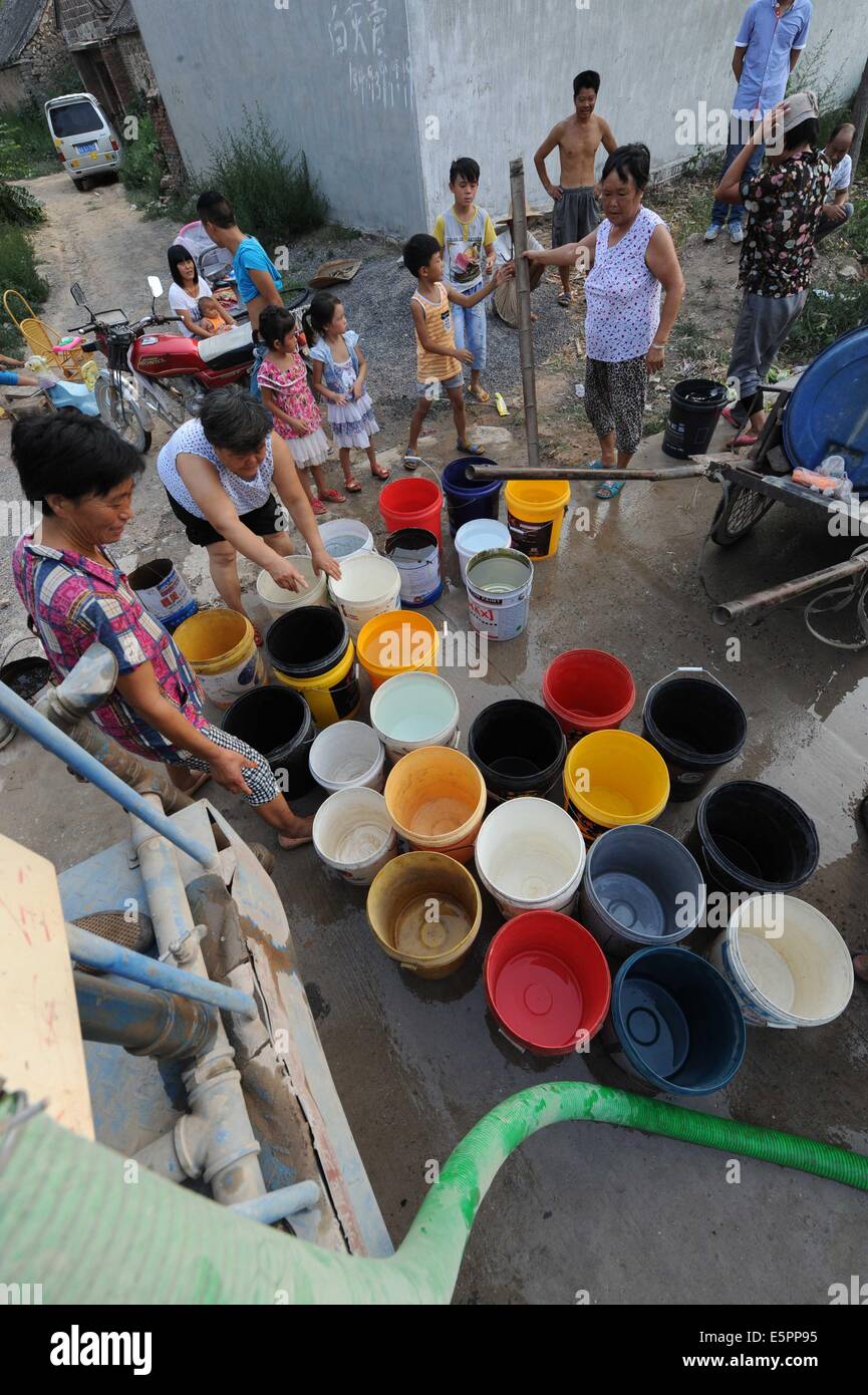 (140805)--ZHENGZHOU, 5. August 2014 (Xinhua)--Bürger erhalten Notfall Wasserversorgung in Duotou Dorf unter Qianjing Stadt von Jahren, Zentral-China Henan Provinz, 4. August 2014. Eine anhaltende Dürre hat die Wasserversorgung in vielen Teilen der Henan, glühend, 2 Millionen Hektar Ackerland während berauben 740.000 Menschen und 100.000 Nutztiere von ausreichend Trinkwasser gefährdet. Zur Sicherung der Wasserversorgung sowie hinsichtlich um die Dürre zu erleichtern, werden Anstrengungen unternommen. (Xinhua/Zhu Xiang) (Lmm) Stockfoto