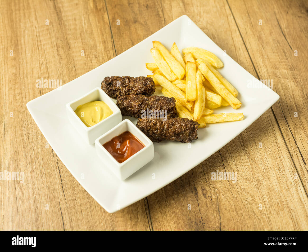 Traditionelle rumänische Speisen Frikadellen Mici und Pommes Frites mit Ketchup und Senf Stockfoto