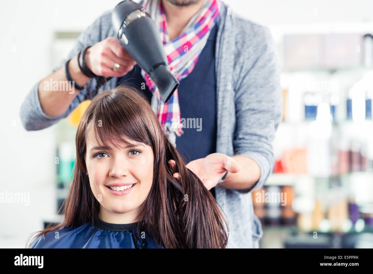 Haare Friseur Schlag trocken Frau im shop Stockfoto