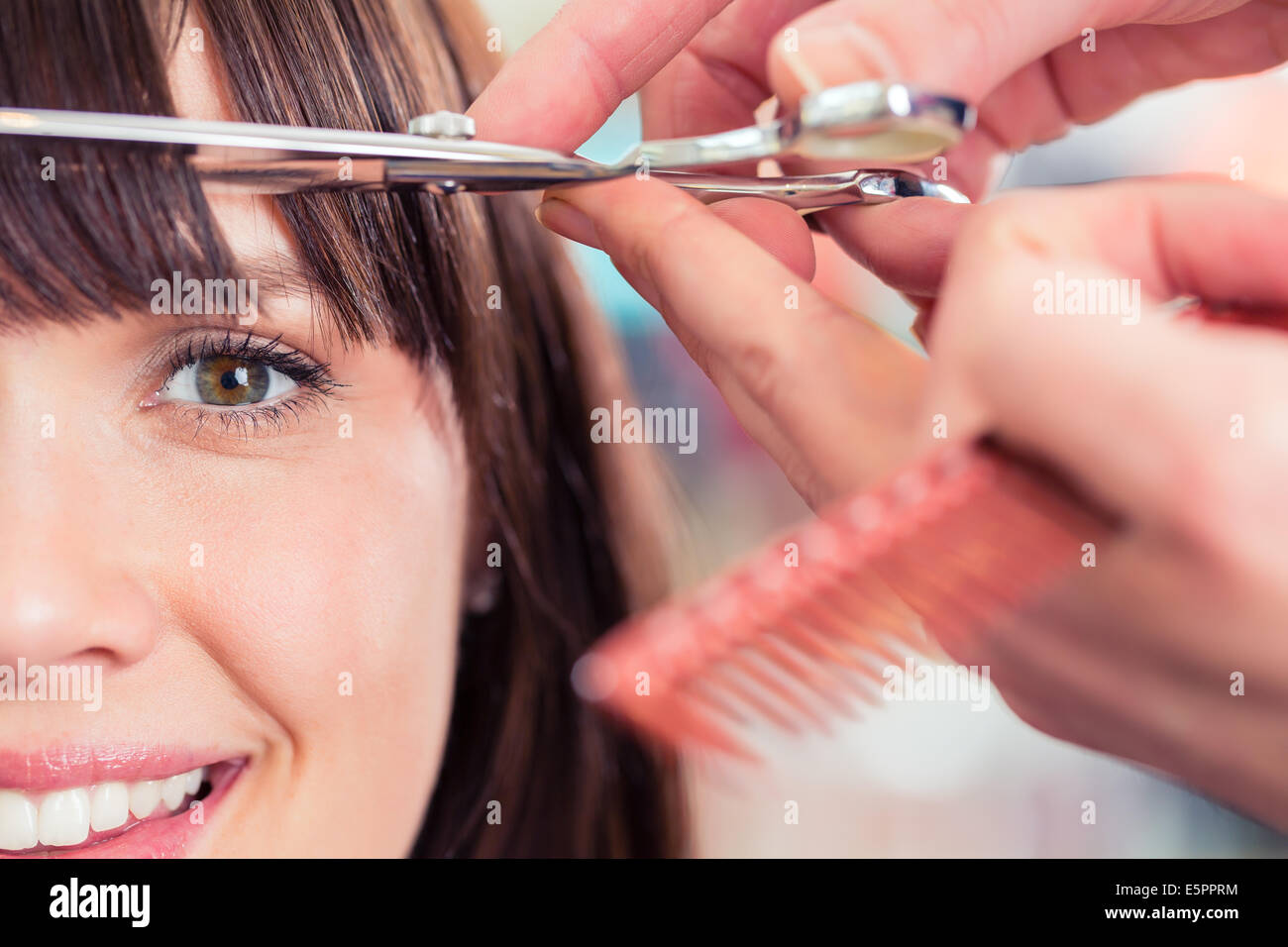 Friseur schneiden Frau knallt Haar im shop Stockfoto