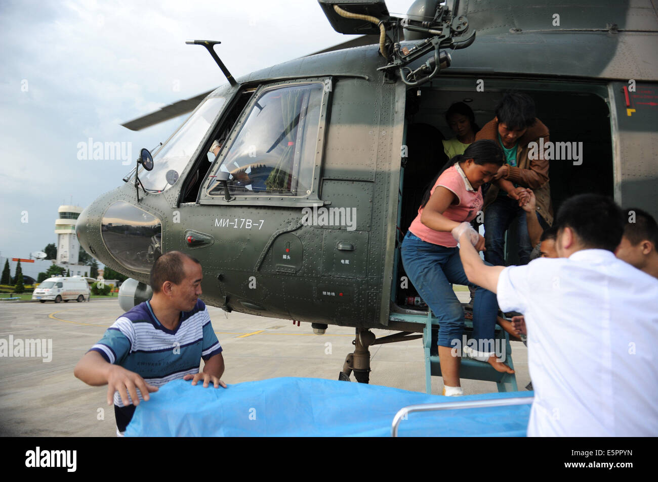 Ludian, der chinesischen Provinz Yunnan. 5. August 2014. Retter übertragen verletzte Personen von einem Hubschrauber in der Longtoushan Gemeinde Ludian County, der südwestlichen chinesischen Provinz Yunnan, 5. August 2014. Ein Hubrettung Kanal wurde nach dem Erdbeben der Stärke 6,5 in Ludian eröffnet. Bildnachweis: Tao Liang/Xinhua/Alamy Live-Nachrichten Stockfoto