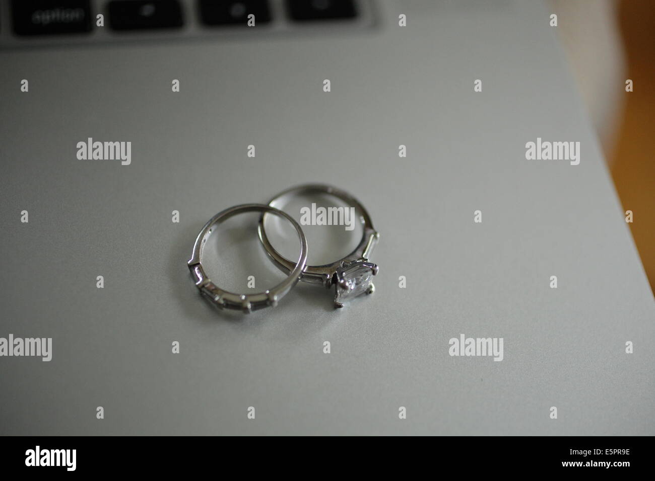 weiblichen Ehering und Verlobungsring Stockfoto