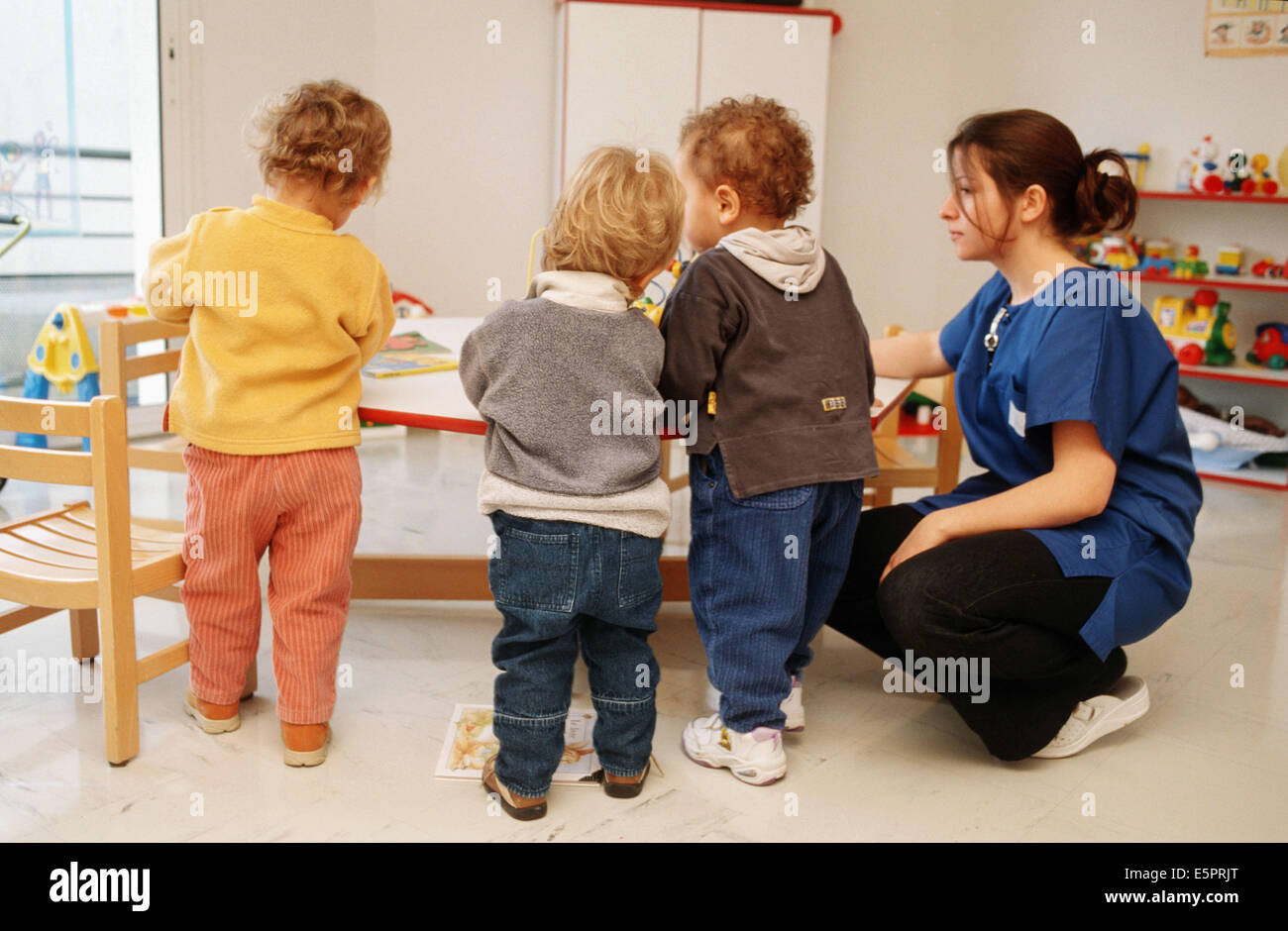 Kinderbetreuung und Schutz, Jugendhilfe, Kindergarten: temporäre Unterkunft für Kinder bis 3 Jahr alt. Stockfoto