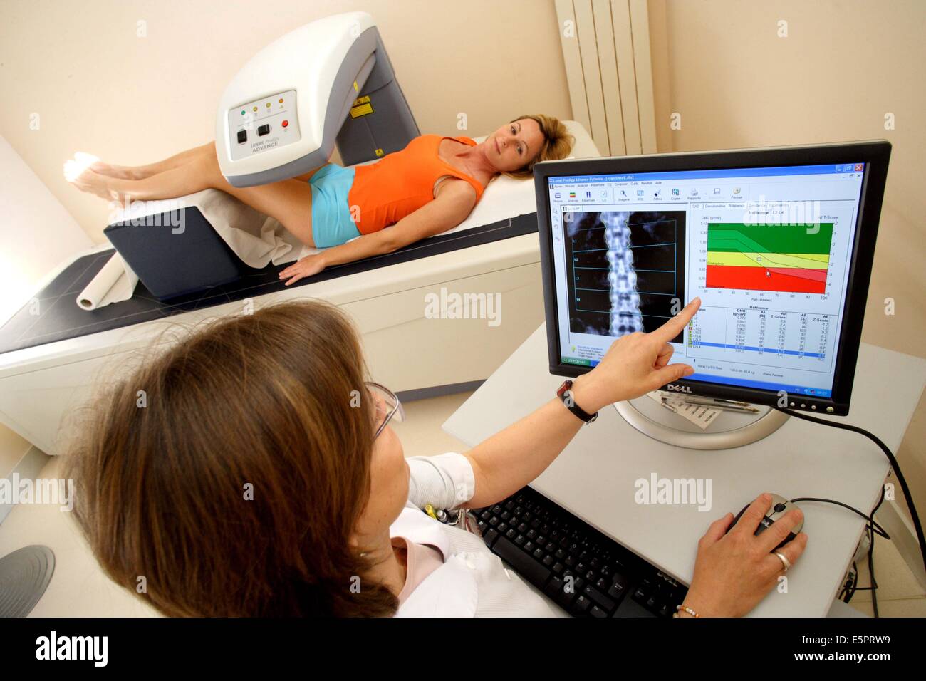 Ein Arzt benutzt ein Knochen Densitometer zur Messung der optischen Dichte der unteren Rachis (Backbone) der Patientin zu diagnostizieren Stockfoto