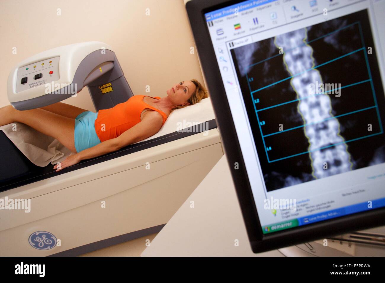 Ein Arzt benutzt ein Knochen Densitometer zur Messung der optischen Dichte der unteren Rachis (Backbone) der Patientin zu diagnostizieren Stockfoto