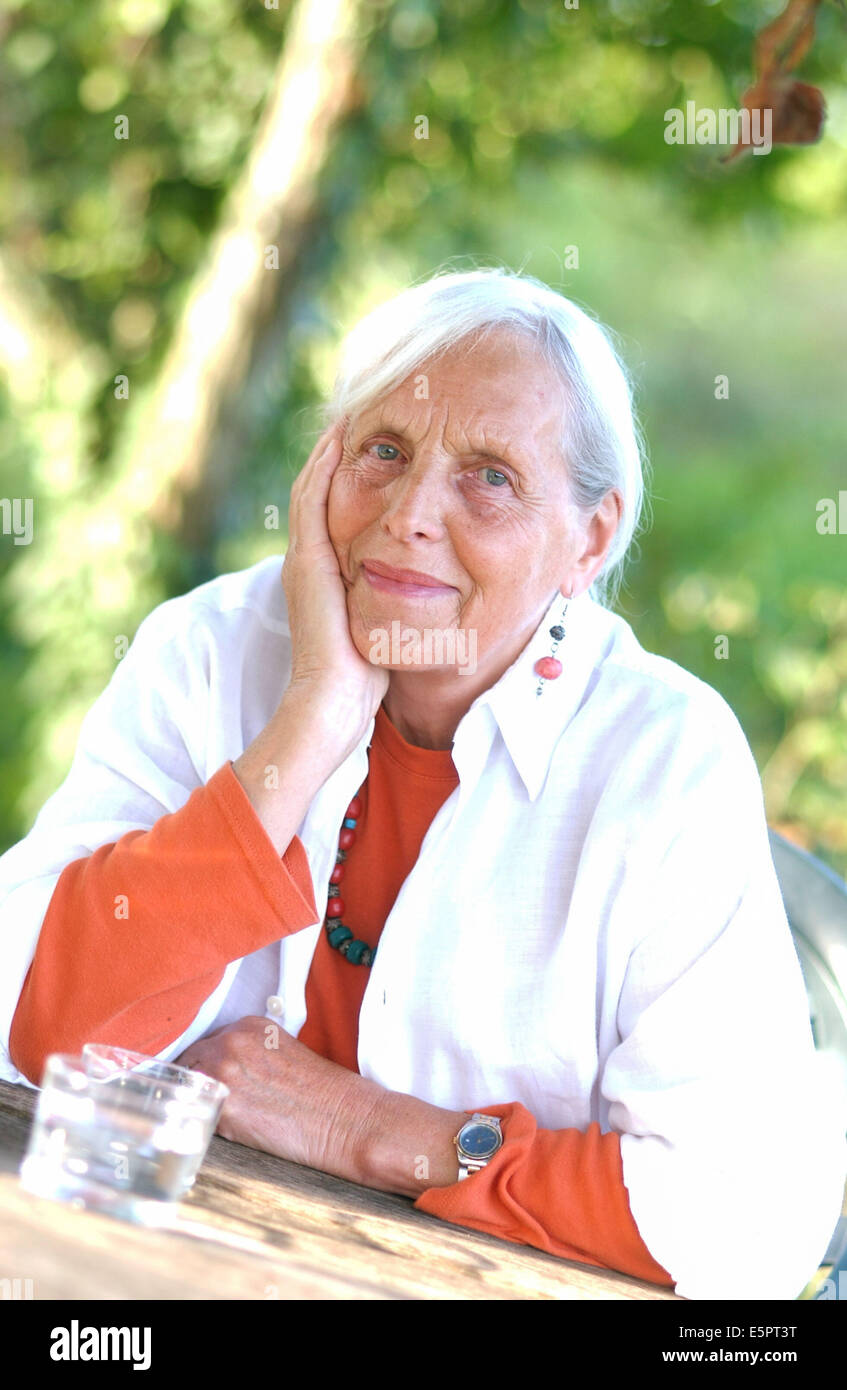 Porträt einer 80 jährigen Frau. Stockfoto