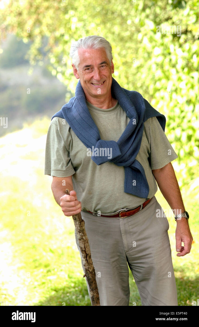 60 Jahre alten Mann zu Fuß in die Landschaft. Stockfoto