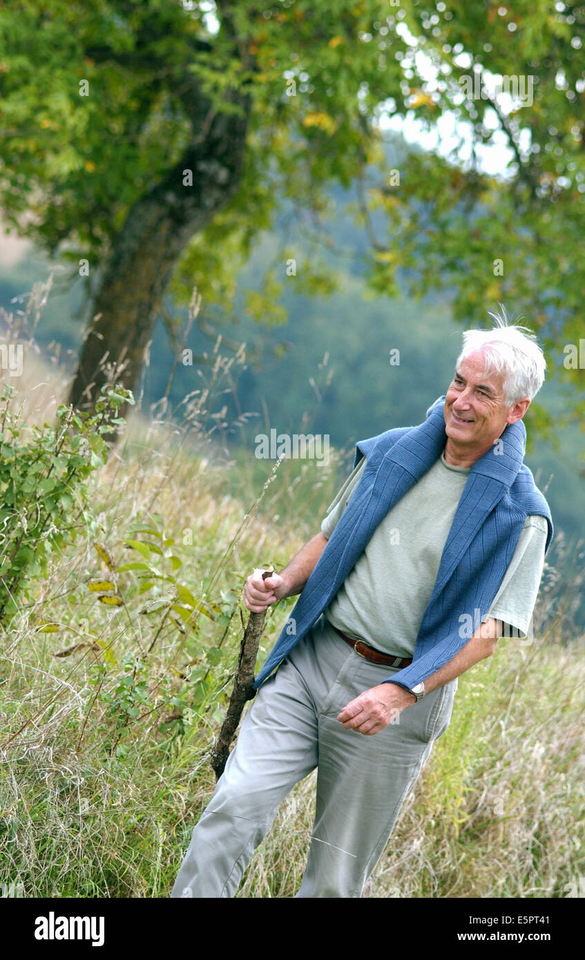 60 Jahre alten Mann zu Fuß in die Landschaft. Stockfoto