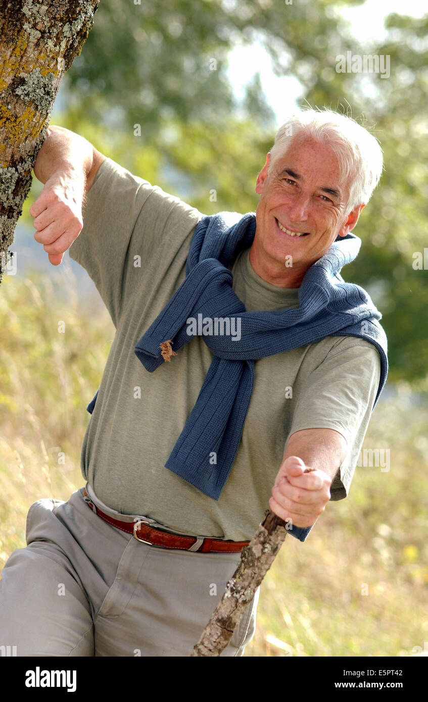 60 Jahre alten Mann zu Fuß in die Landschaft. Stockfoto