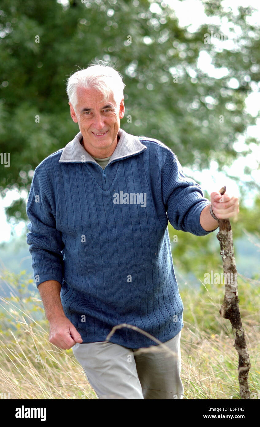 60 Jahre alten Mann zu Fuß in die Landschaft. Stockfoto