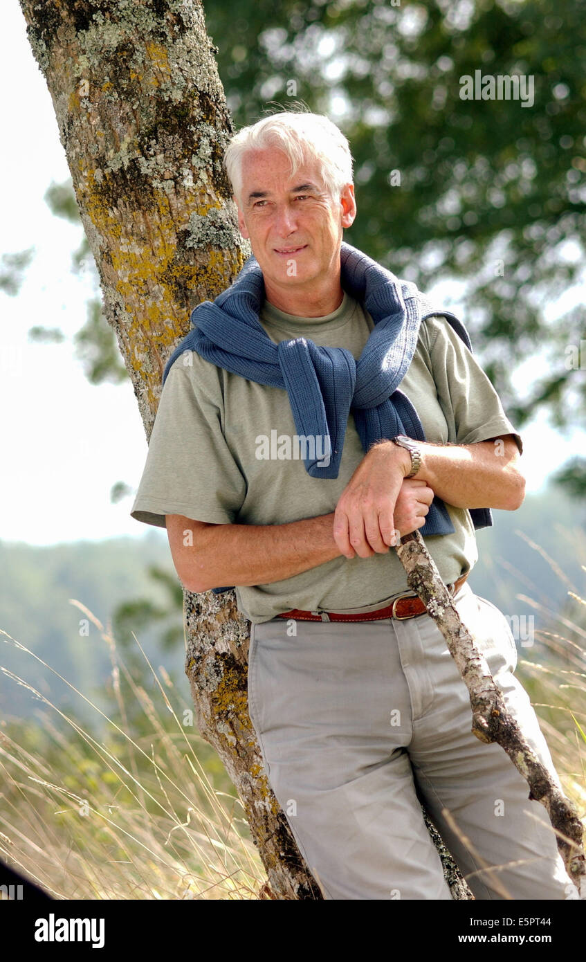 60 Jahre alten Mann zu Fuß in die Landschaft. Stockfoto