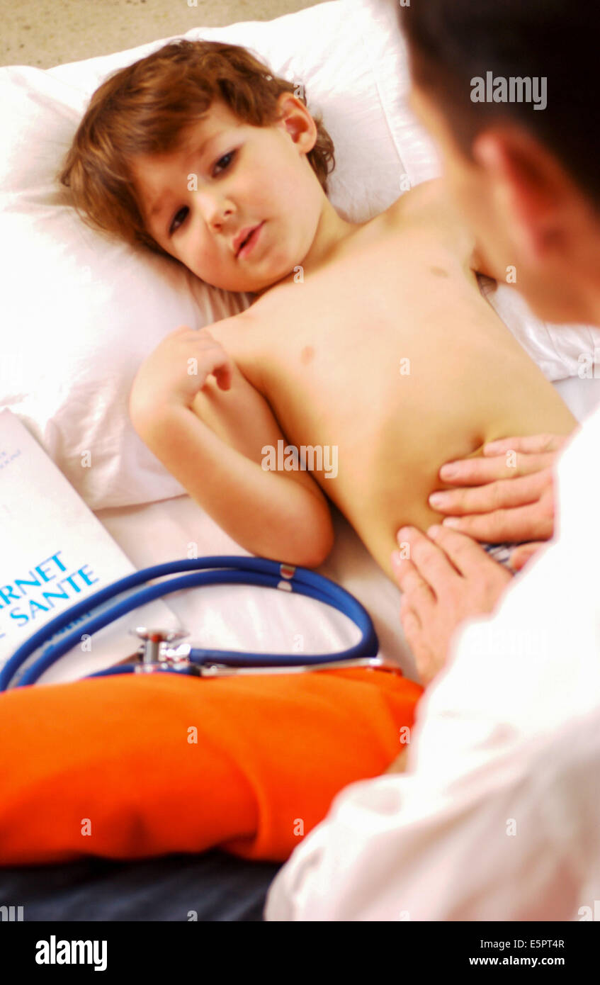 Kinderarzt Abtasten des Bauches eines 5 Jahre alten Jungen. Stockfoto