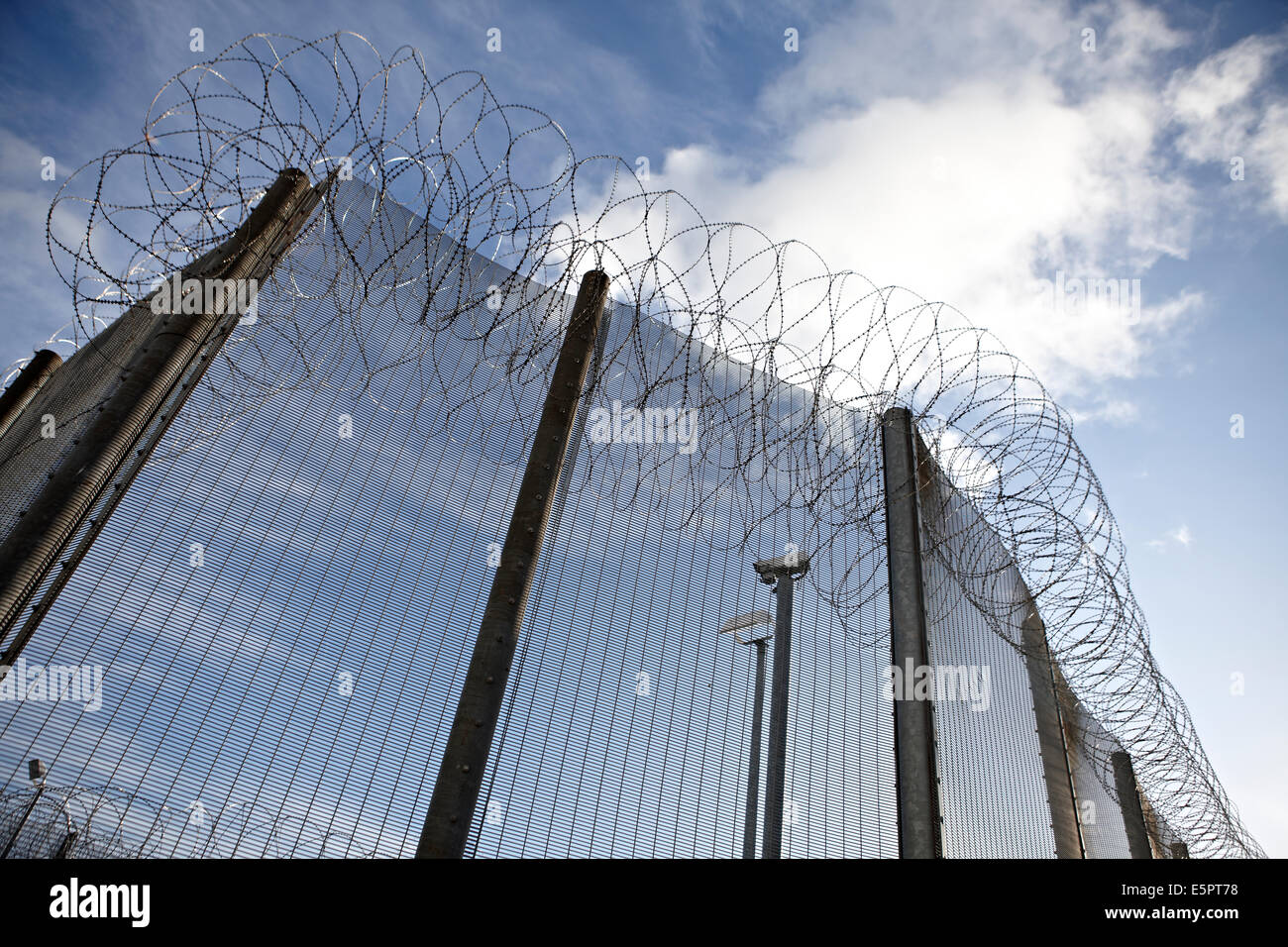 Fechten der hohen Sicherheit, Rasierklingen und Stacheldraht um den Umfang eines UK-Gefängnisses, mit kriminellen und Asylbewerber Stockfoto