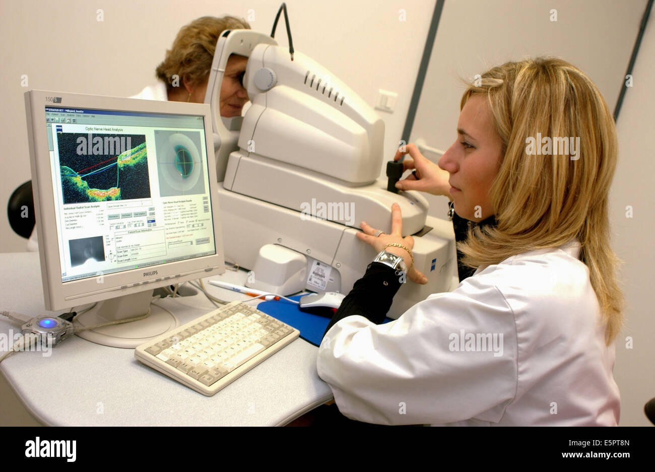 Ein Patient von Glaukom betroffen durchläuft eine Fundus Oculi Prüfung mit einer neuen digitalen diagnostischen Technik: die O.C.T Stockfoto