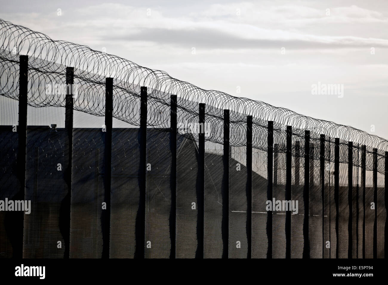 Sicherheitszaun, Stacheldraht und CCTV-Kameras um den Umfang eines UK-Gefängnisses. Stockfoto