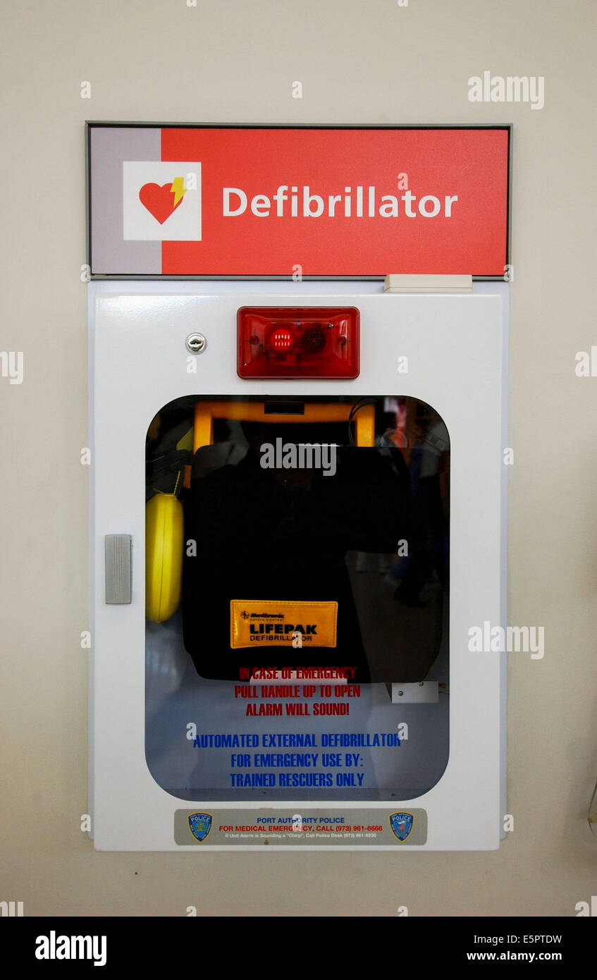 Halbautomatische Herz Defibrillator, hier in einem Flughafen in den USA. Stockfoto