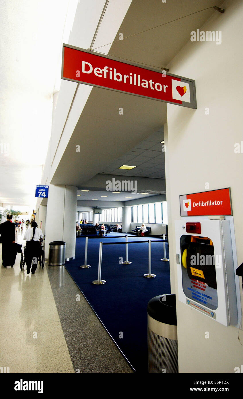 Halbautomatische Herz Defibrillator, hier in einem Flughafen in den USA. Stockfoto