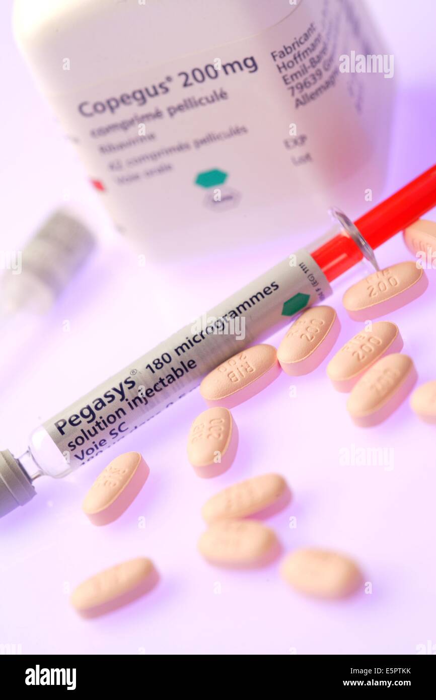 Hepatitis-C-Behandlung, Vereinigung von Ribavirin (antivirale Medikament) und Injektionen von pegylierten Interferon. Stockfoto