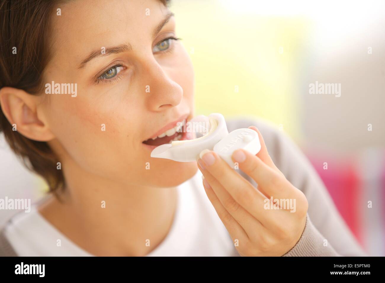 Zähne bleichen, Frau Anwendung einen Schaum mit Bleaching Wirkstoffen in eine Elektrolumineszenz GAP-Schiene. Stockfoto