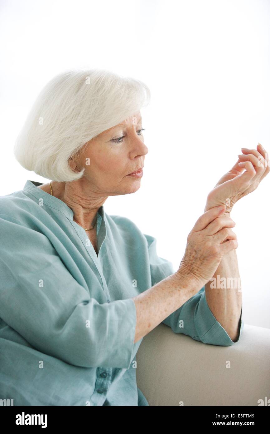 Ältere Frau mit einer Gelenk-Schmerzen im Handgelenk. Stockfoto
