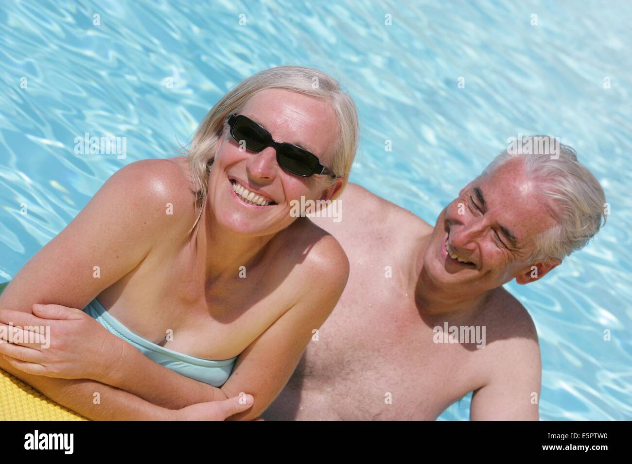 60-Jahr-alten Paar in einem Schwimmbad. Stockfoto