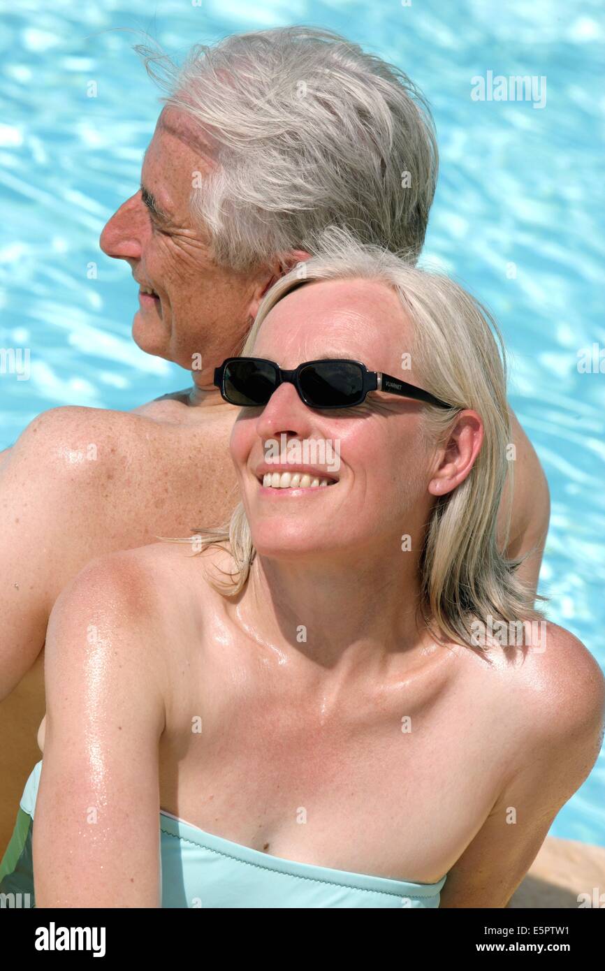 60-Jahr-alten Paar in einem Schwimmbad. Stockfoto